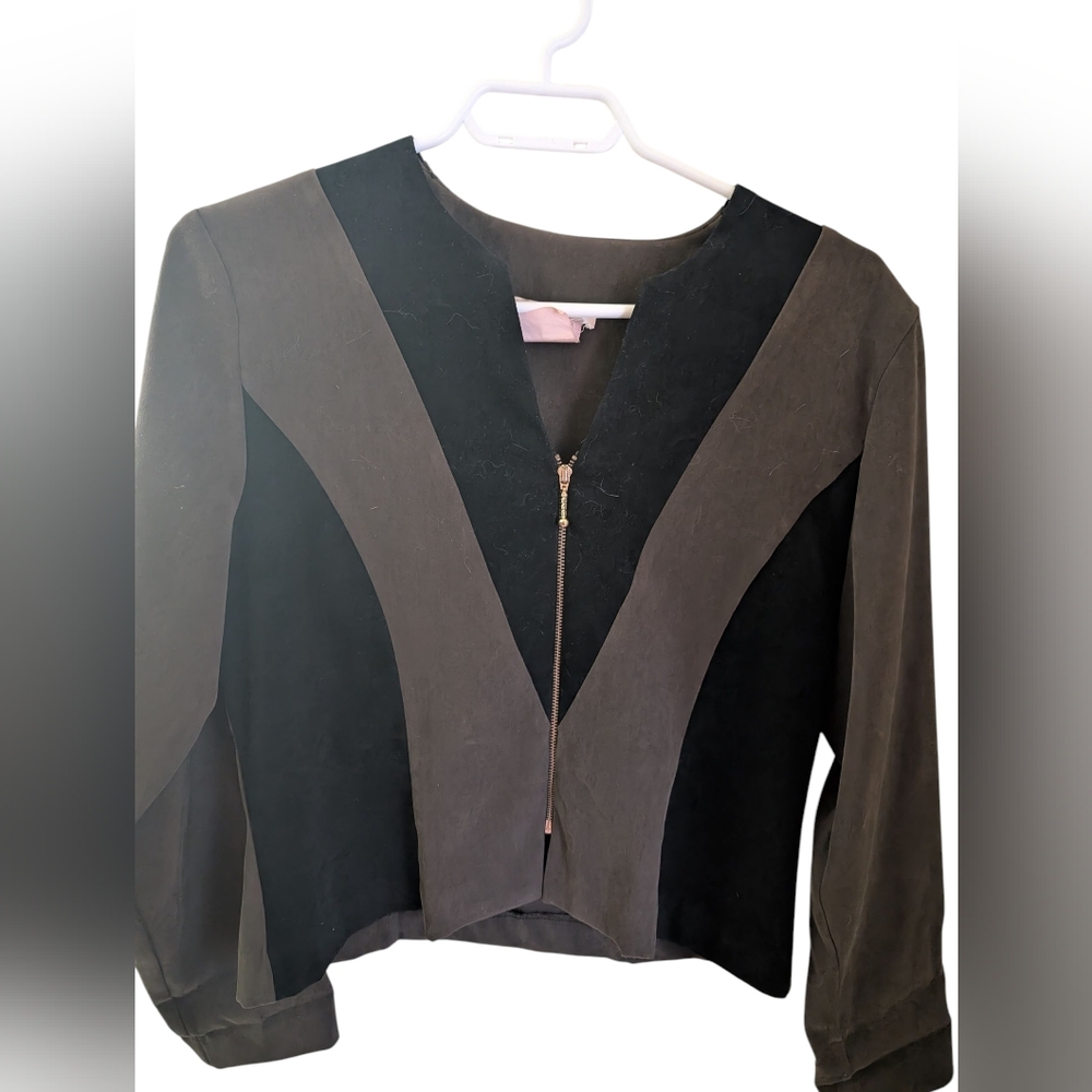 2/22$ Vintage Chic Black and Green Zip-Up Jacket